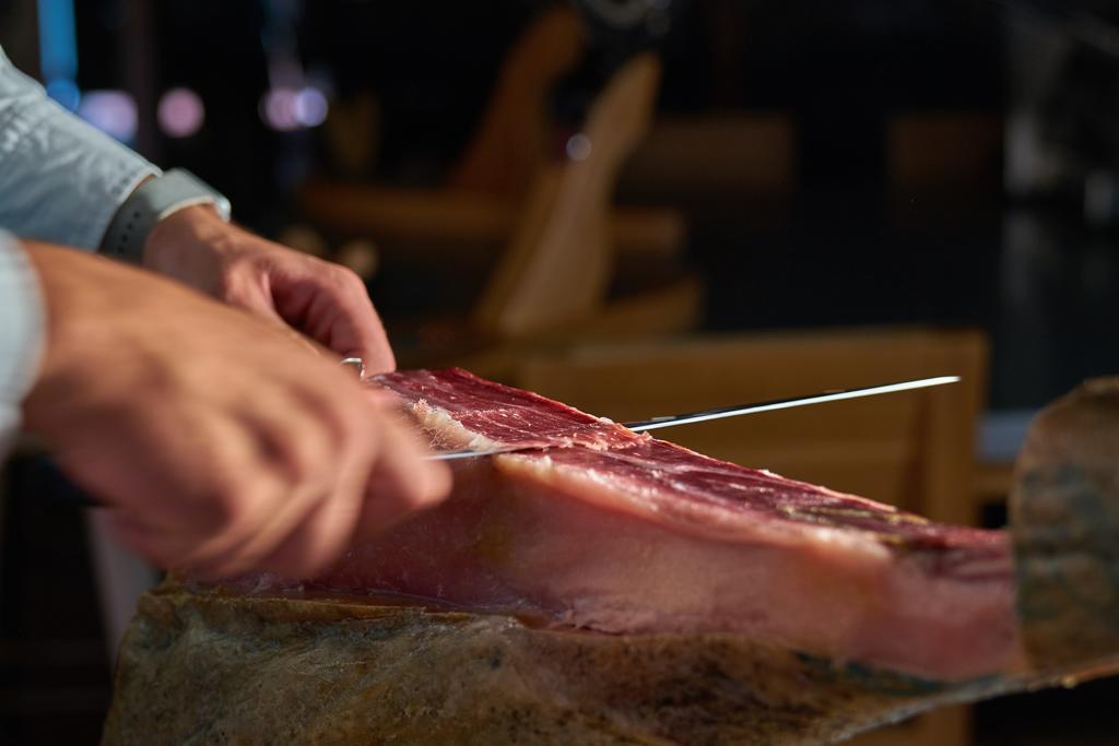 Hacienda Zorita Wine Hotel & Spa Valverdón Kültér fotó Jamón being sliced