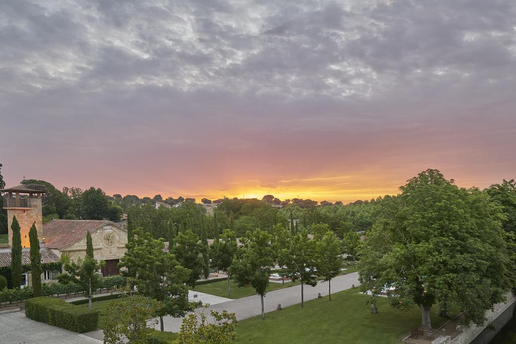 Hacienda Zorita Wine Hotel & Spa Valverdón Kültér fotó Sunset over the town